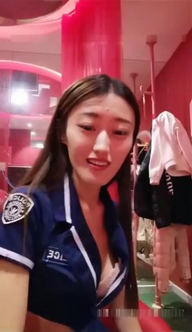 【今日推荐】骨感气质美女直播主为感谢粉丝，特别穿着制服和粉丝酒店情趣房激情啪啪给大家看